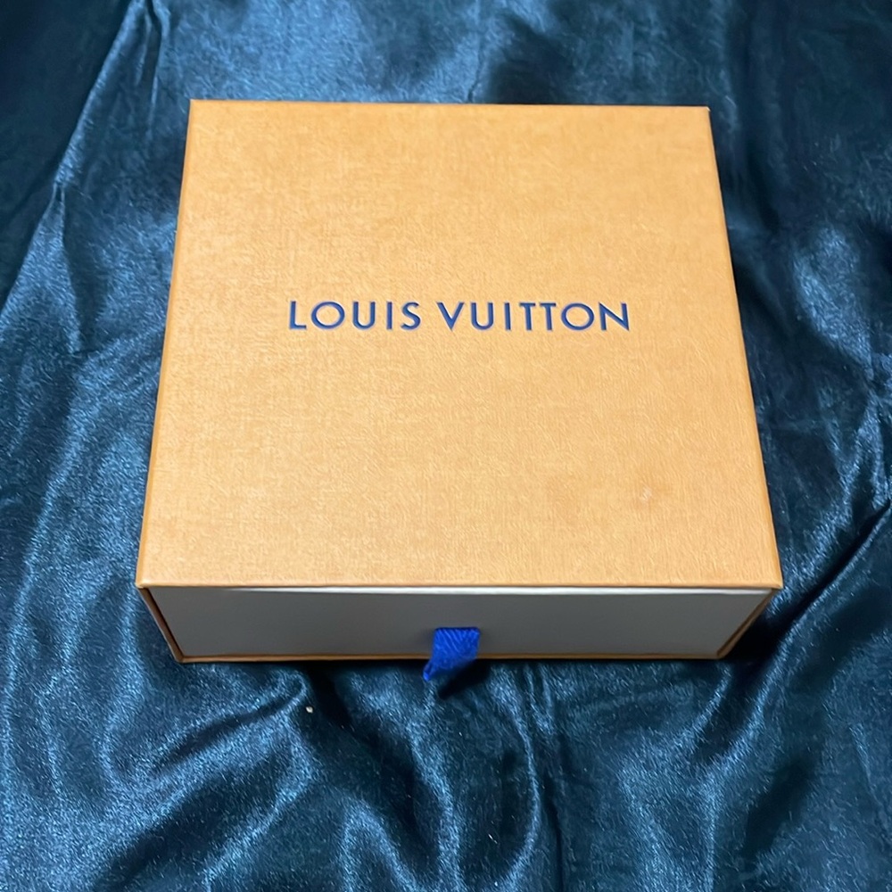Louis Vuitton gray belt